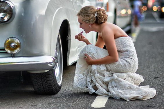 Примеры поз для жениха и невесты на свадебной фотосессии 